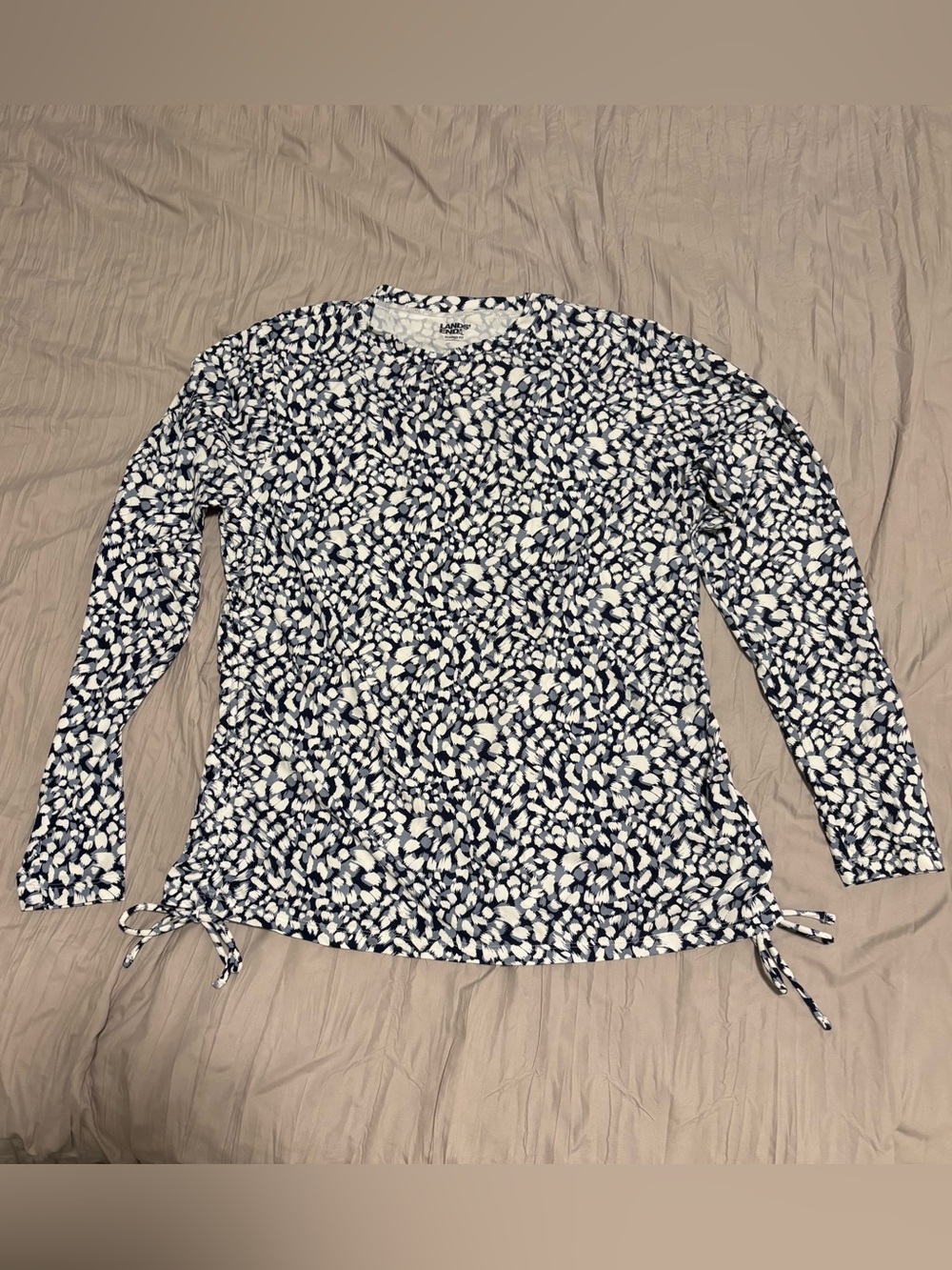 Lands End women’s adjustable tunnel tie sun shirt
Size Medium/10-12